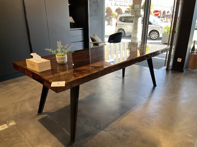Grote tafel hout met epoxy - afbeelding 1 van  9