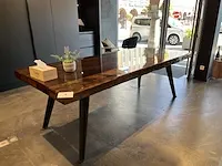 Grote tafel hout met epoxy