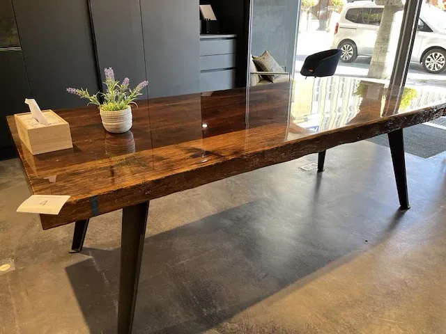 Grote tafel hout met epoxy - afbeelding 2 van  9