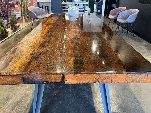 Grote tafel hout met epoxy - afbeelding 5 van  9