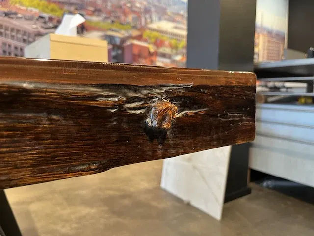 Grote tafel hout met epoxy - afbeelding 6 van  9