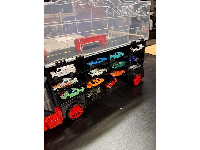 Grote vrachtwagen met opberg voor auto's (bijhorende auto's) - afbeelding 2 van  9