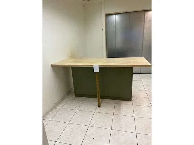 Grote werktafel met metalen kast en schuiven - afbeelding 1 van  5