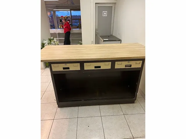 Grote werktafel met metalen kast en schuiven - afbeelding 3 van  5