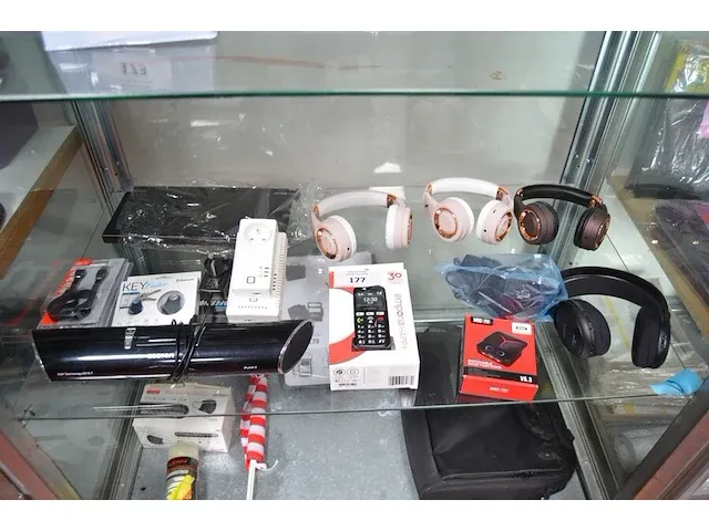 Gsm emporia e30, draadloze oortjes m90 pro, draadloze hoofdtelefoon philips, 3 draadloze hoofdtelefoons xtronic, soundbar azatom, key finder, 2 usb kabels, wifi powerline - afbeelding 1 van  10