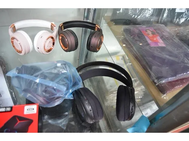 Gsm emporia e30, draadloze oortjes m90 pro, draadloze hoofdtelefoon philips, 3 draadloze hoofdtelefoons xtronic, soundbar azatom, key finder, 2 usb kabels, wifi powerline - afbeelding 9 van  10