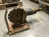 Haakse slijpmachine nn op verstelbare metalen voetsteun - afbeelding 1 van  6