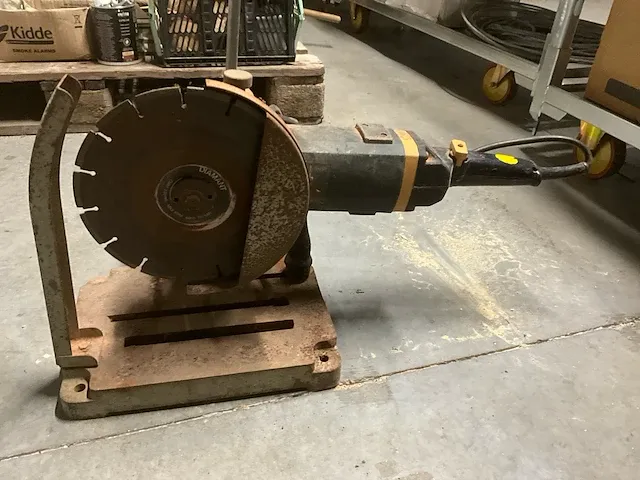 Haakse slijpmachine nn op verstelbare metalen voetsteun - afbeelding 2 van  6