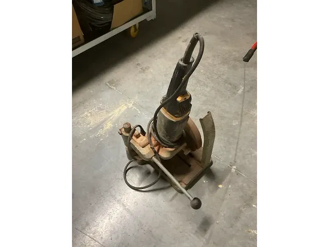 Haakse slijpmachine nn op verstelbare metalen voetsteun - afbeelding 6 van  6