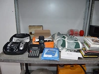 Haardroger moulinex 400w, tondeuse shg, 2 halters 0,5 kg, 2 halters 1 kg, plaid, 2 rekenmachines, draadloze telefoon siemens, ca. 9 dvds