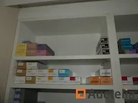 Haarkleuringsproducten, vuilnisbakken, klein meubilair gedeeltelijk gedemonteerd - afbeelding 3 van  18