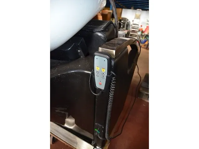 Haarspoelbak met zwart lederen zetel - afbeelding 7 van  7
