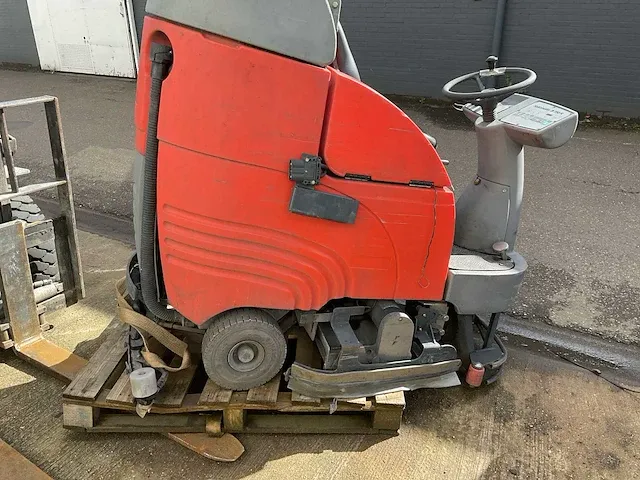 Hakomatic b750 r zelfrijdende veegmachine - afbeelding 3 van  3