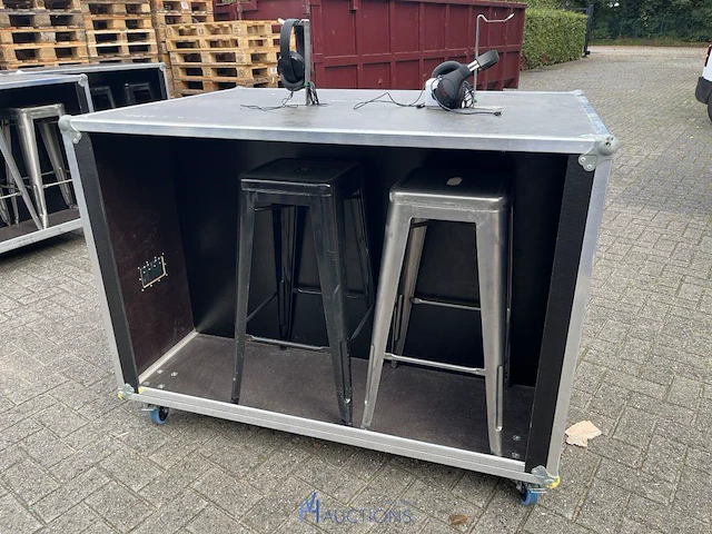 Halfopen flightcase met 2 barkrukken - afbeelding 1 van  10