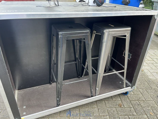Halfopen flightcase met 2 barkrukken - afbeelding 8 van  10