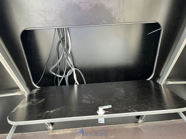 Halfopen flightcase met 4 barkrukken - afbeelding 2 van  10