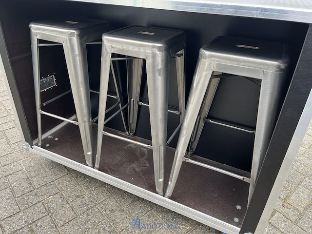 Halfopen flightcase met 4 barkrukken - afbeelding 7 van  10
