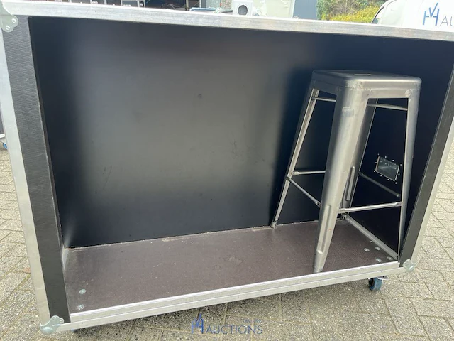 Halfopen flightcase met 4 barkrukken - afbeelding 9 van  10
