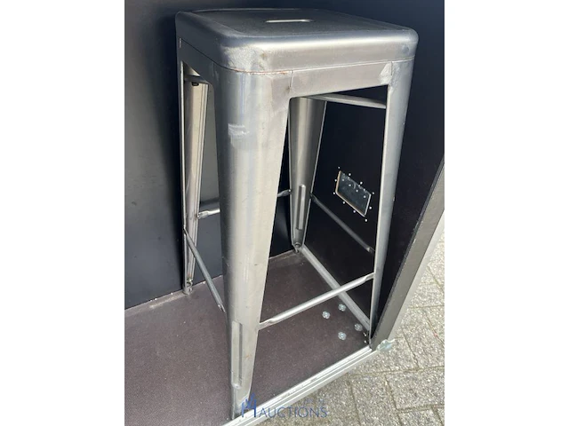 Halfopen flightcase met 4 barkrukken - afbeelding 10 van  10