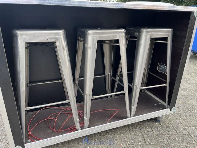 Halfopen flightcase met 6 barkrukken - afbeelding 6 van  9