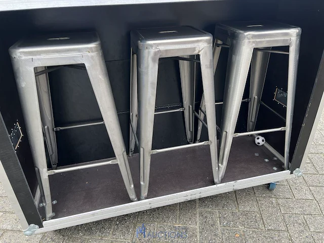Halfopen flightcase met 6 barkrukken - afbeelding 8 van  9