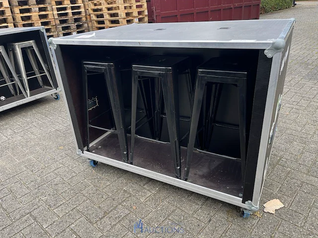 Halfopen flightcase met 6 barkrukken - afbeelding 1 van  8