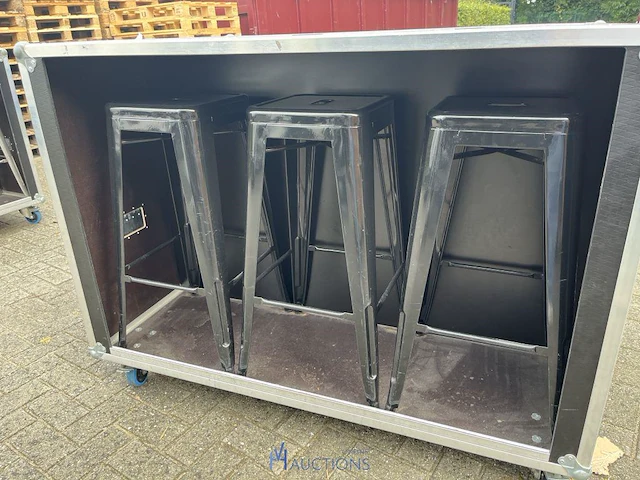 Halfopen flightcase met 6 barkrukken - afbeelding 5 van  8