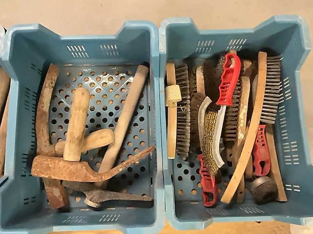 Hamers, bijtels en staalborstels - afbeelding 4 van  4