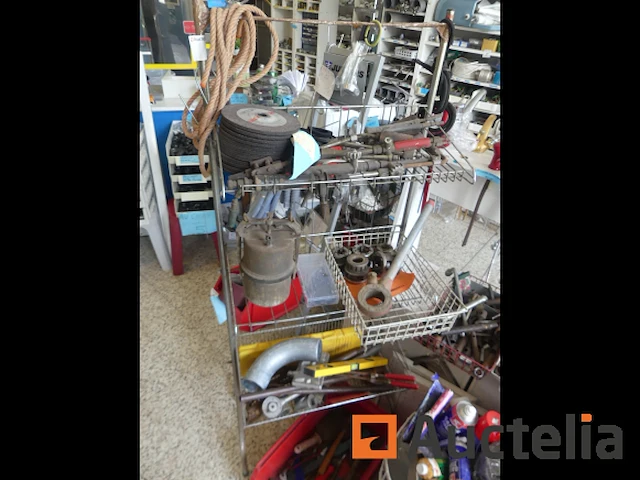 Handgereedschap, producten, verven, enz. - afbeelding 17 van  17