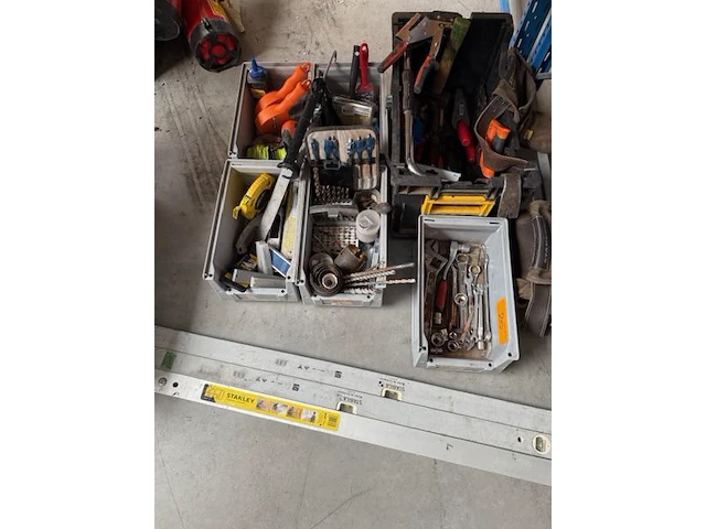 Handgereedschappen + waterpassen - afbeelding 1 van  9
