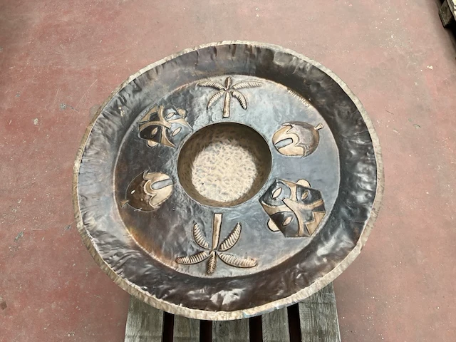 Handgeslagen koperen tafel - afbeelding 1 van  3