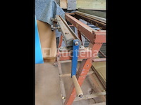 Handmatige buigmachine op metalen standaard Handmatige buigmachine op metalen standaard