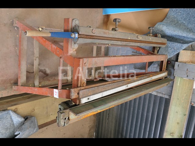 Handmatige buigmachine op metalen standaard - afbeelding 2 van  5