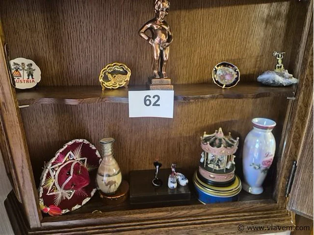 Hangkastje met inhoud - afbeelding 3 van  4