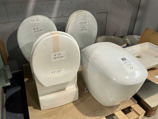 Hangtoilet (3x) + staande toilet - afbeelding 1 van  5