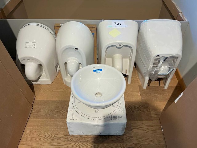 Hangtoilet (4x) - afbeelding 1 van  9