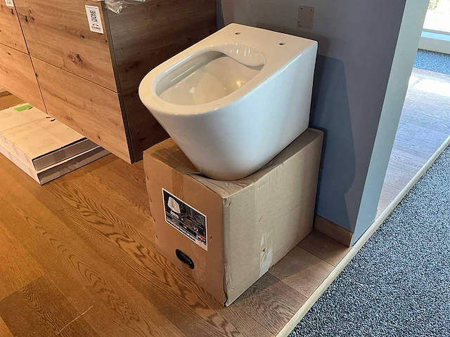 Hangtoilet met softclose zitting - afbeelding 1 van  4