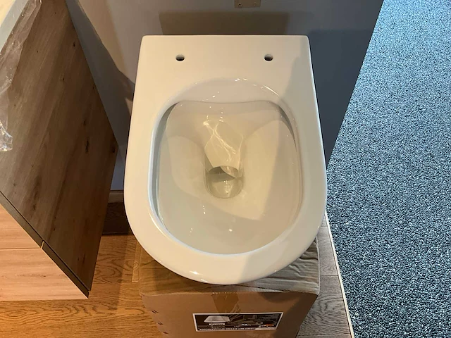 Hangtoilet met softclose zitting - afbeelding 2 van  4