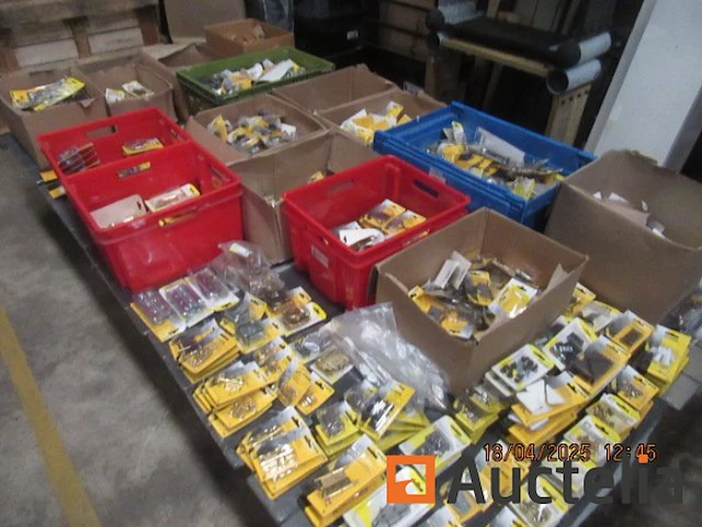 Hardware/set van +-500 gesorteerde blisterverpakkingen - afbeelding 1 van  6