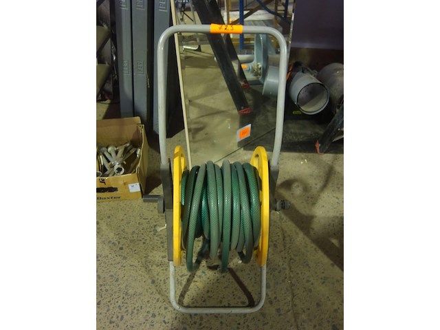 Haspel met tuinslang - afbeelding 1 van  2