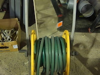 Haspel met tuinslang - afbeelding 1 van  2