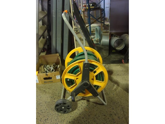 Haspel met tuinslang - afbeelding 2 van  2