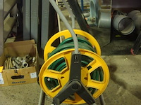 Haspel met tuinslang - afbeelding 2 van  2