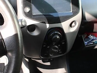Hatchback toyota aygo,benzine,998cm³,53kw, 1e inschr 11/05/21,jtdkgnec60n624991, 115686km, co²-uitstoot ng, euro6d, kenteken i (ii ontbreekt), gelijkvormigheidsattest, keuring na, zonder sleutels - afbeelding 9 van  20