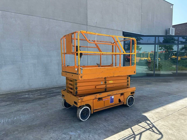 Haulotte - 2007 - compact 12 - elektrische schaarlift - afbeelding 1 van  27