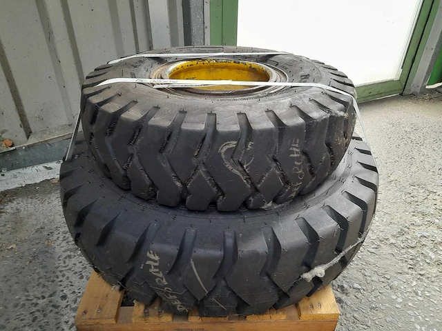 Heftruck banden ongebruikt - afbeelding 1 van  2