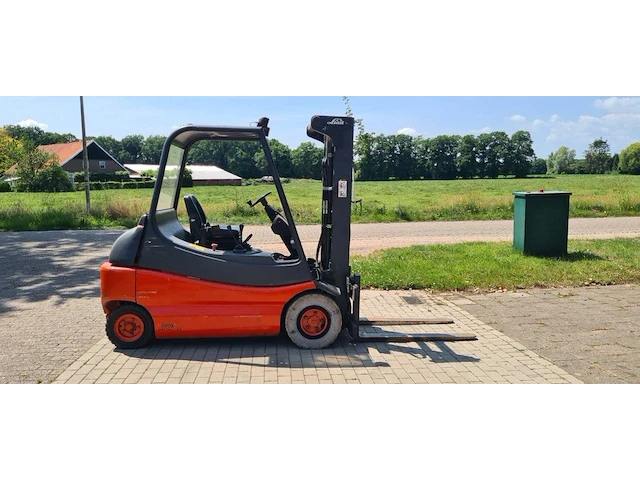 Heftruck linde e30 elektrisch 3000kg 3.3m 1994 - afbeelding 1 van  1