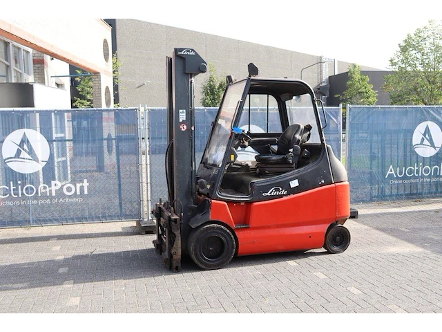 Heftruck linde e30/02/600 elektrisch 3000kg 5.6m 2008 - afbeelding 1 van  1