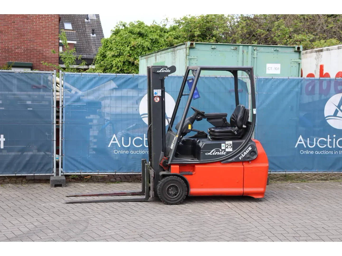 Heftrucks - hoogwerkers - stapelaars - palletwagens - reachtrucks