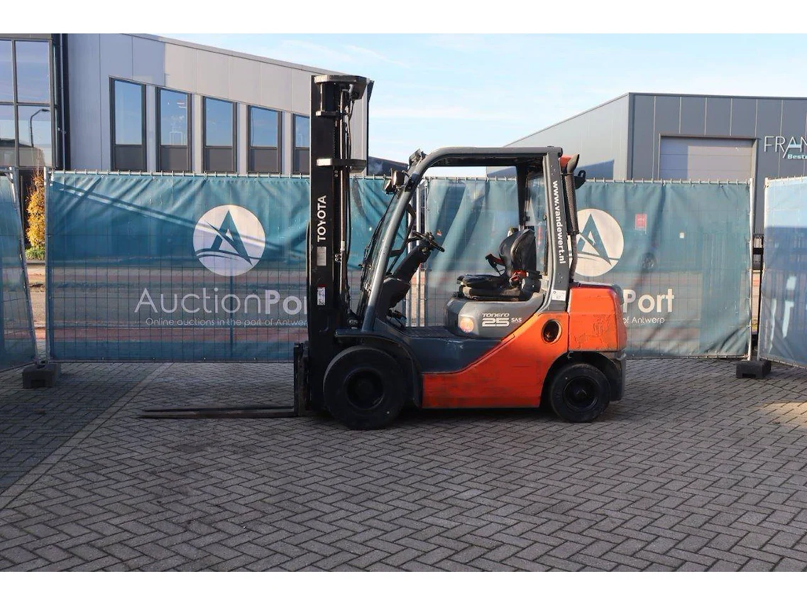 Heftrucks - minigravers - vrachtwagens - generatoren - hoogwerkers